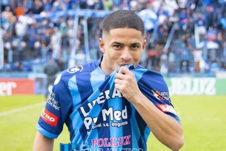 Rodrigo González festejando el gol