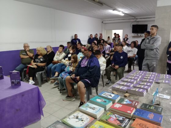 En la sum del club con buena cantidad de público